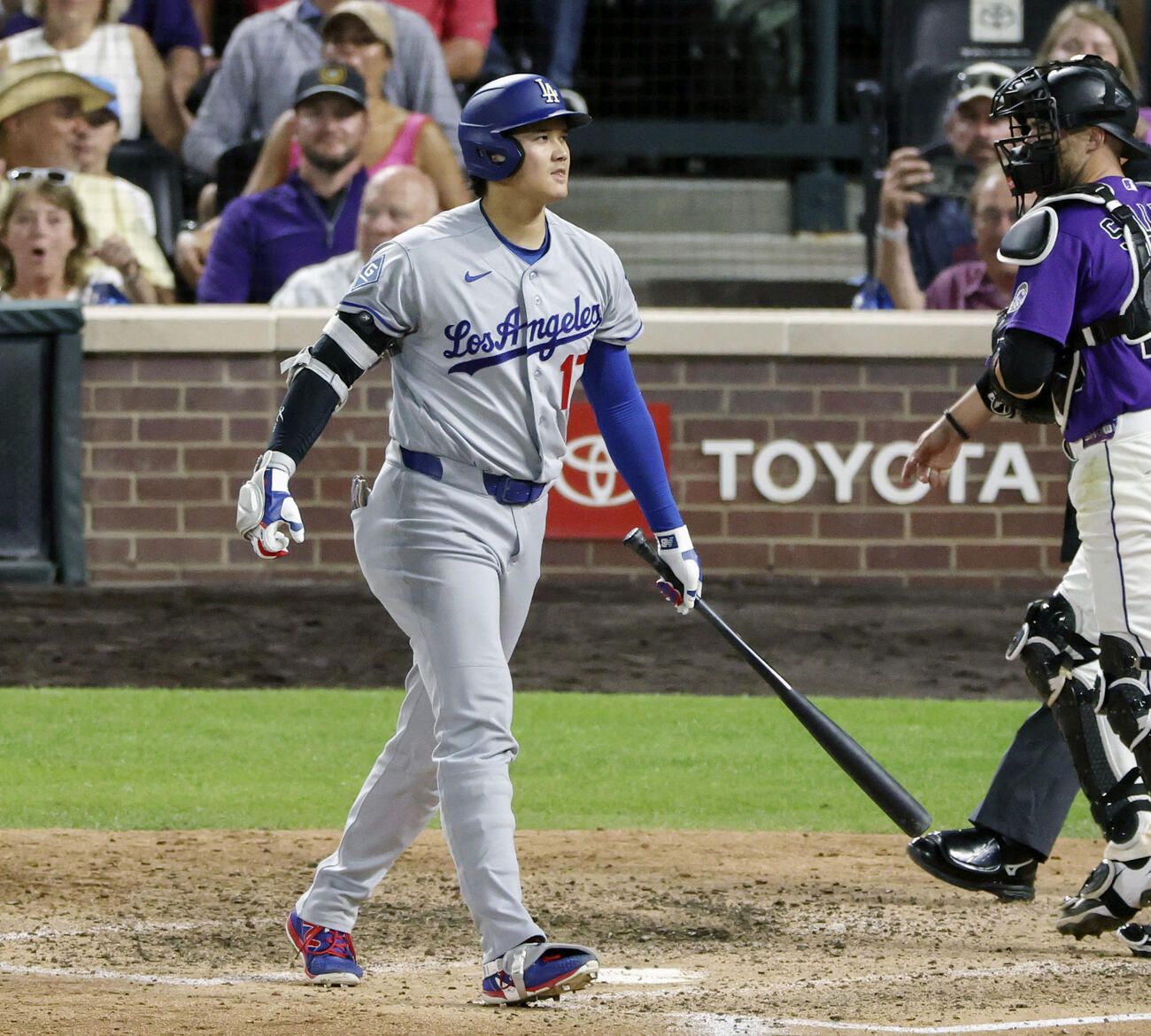 ロッキーズ戦の6回、空振り三振に倒れたドジャース大谷（共同）