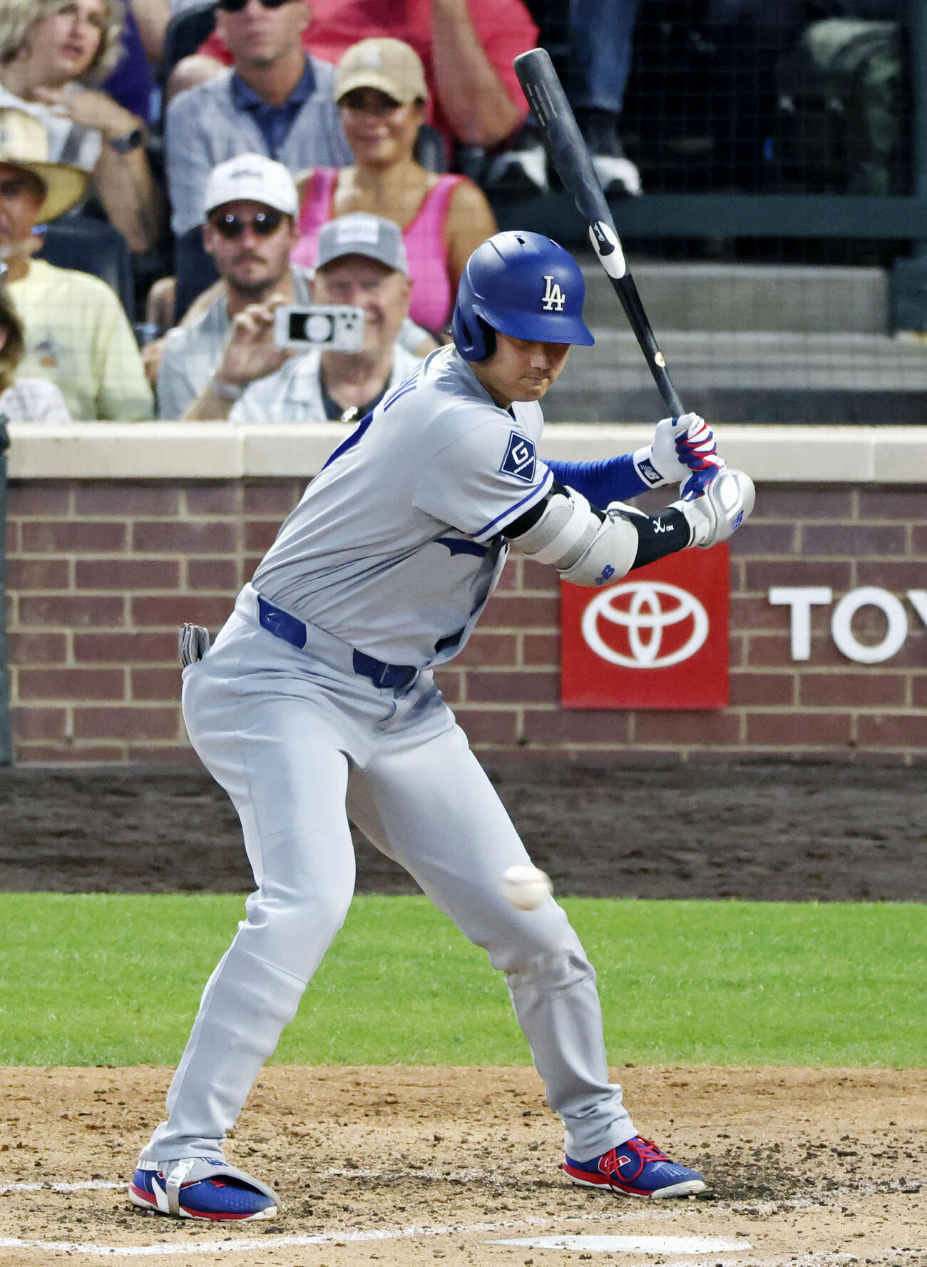 ロッキーズ戦の4回、四球を選ぶドジャース・大谷＝デンバー（共同）