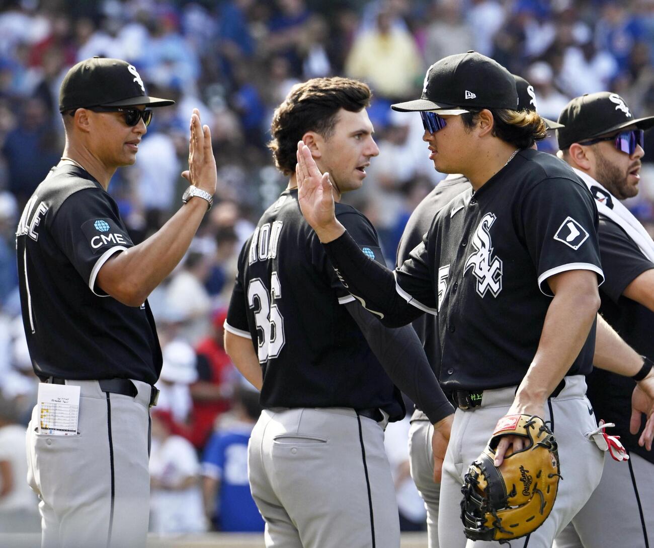 カブスに勝利し、ベナブル監督（左）とタッチを交わすホワイトソックス・村上＝シカゴ（共同）
