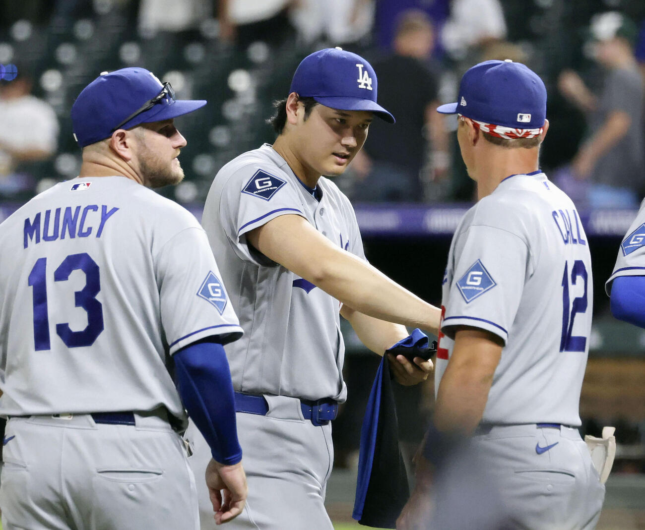 ロッキーズに勝利し、チームメートとタッチを交わすドジャース・大谷（中央）＝デンバー（共同）