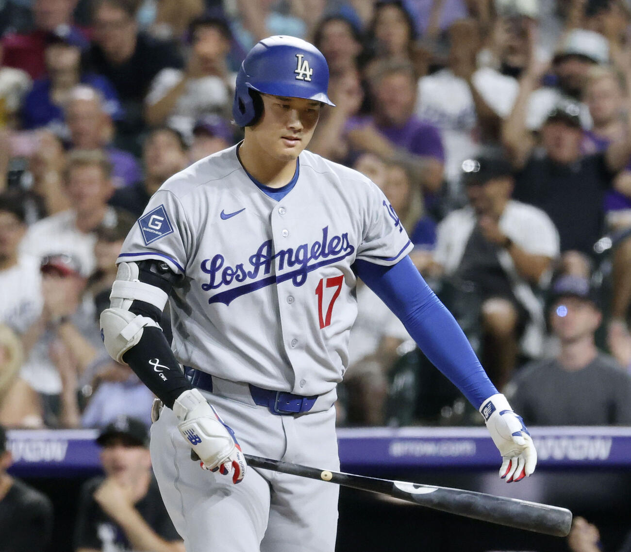 ロッキーズ戦の9回、空振り三振に倒れたドジャース・大谷＝デンバー（共同）
