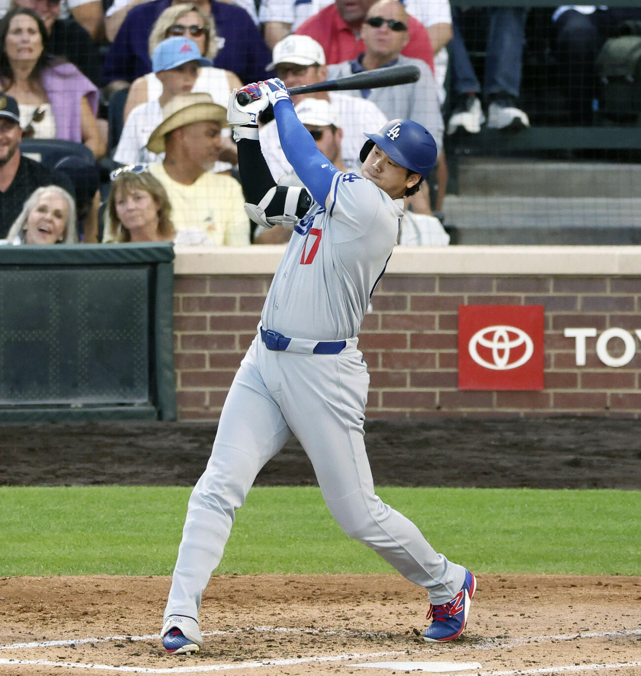 ロッキーズ戦の3回、二ゴロに倒れたドジャース・大谷＝デンバー（共同）