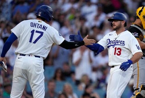 パイレーツ戦1回、2ランを放ったマンシーを迎えるドジャース大谷翔平(AP)