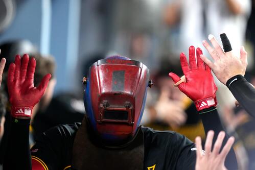 ドジャース戦8回、同点2ランを放ち、ベンチで溶接のヘルメットをかぶるセレブレーションを見せるパイレーツ・クルーズ(AP)