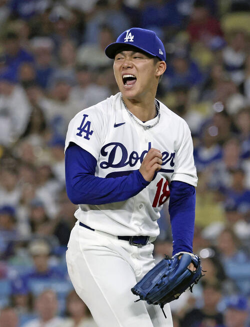 パイレーツ戦の3回、適時打を許し声を上げるドジャース・山本=ロサンゼルス(共同)
