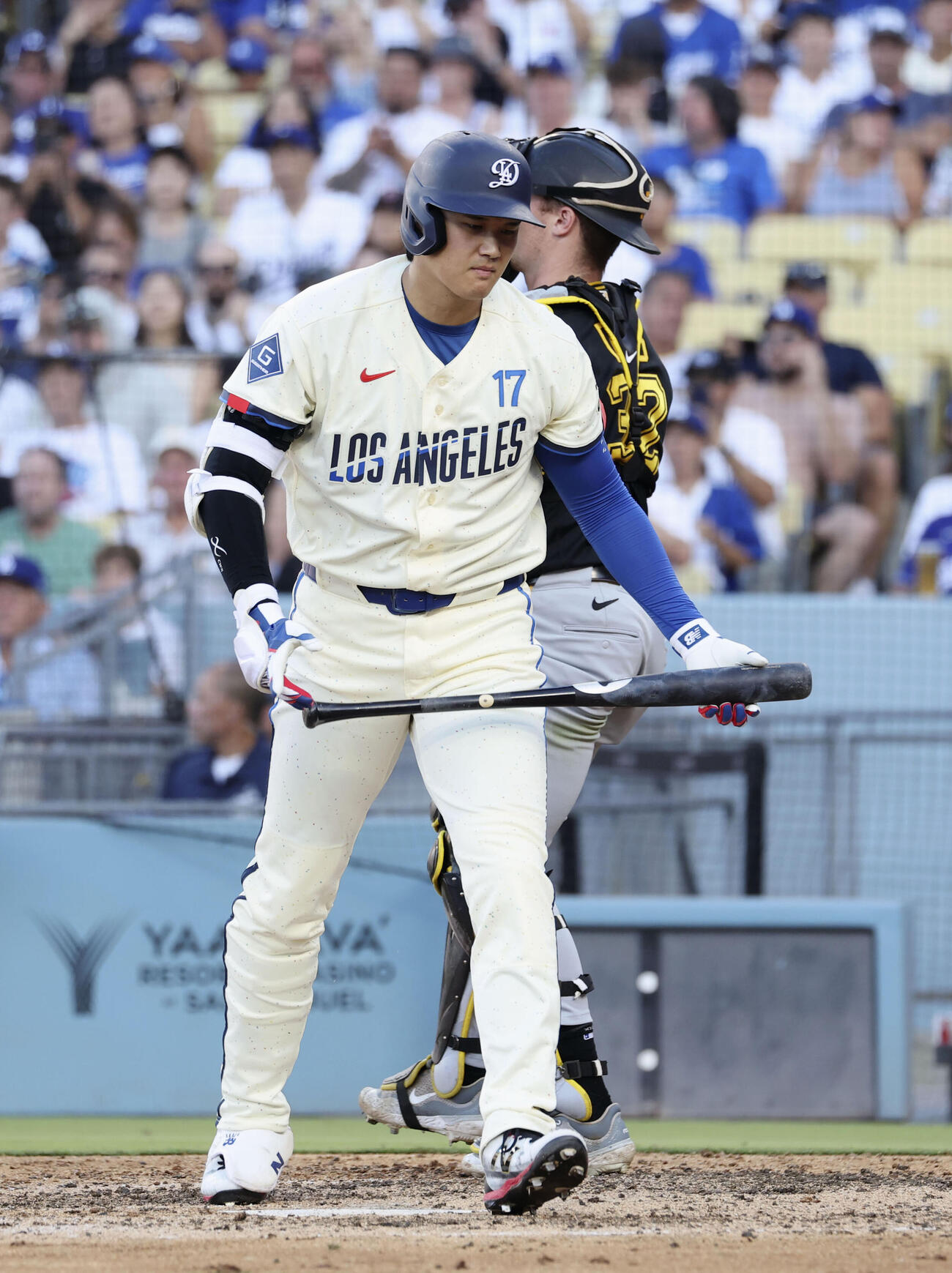 パイレーツ戦の6回、空振り三振に倒れたドジャース・大谷＝ロサンゼルス（共同）