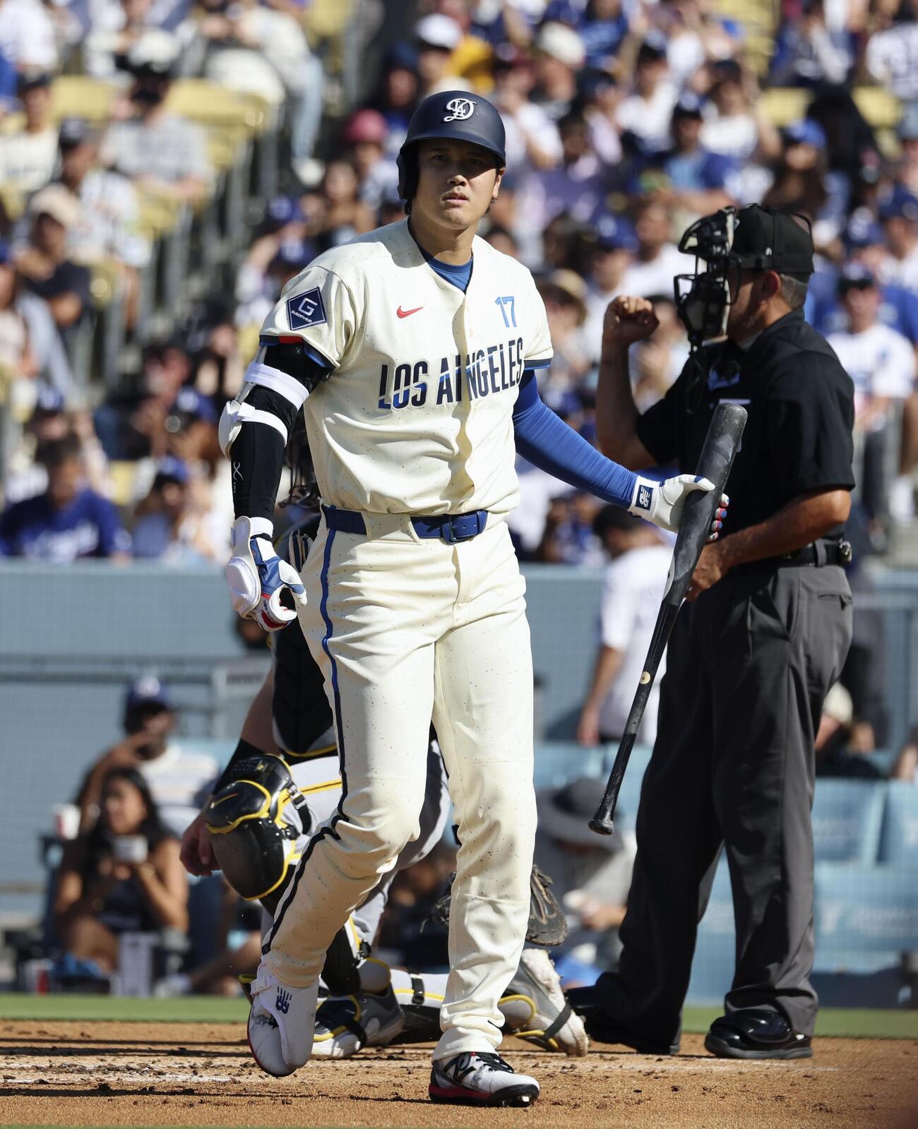 パイレーツ戦の1回、空振り三振に倒れたドジャース・大谷＝ロサンゼルス（共同）