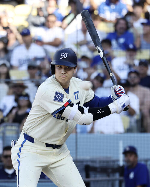 パイレーツ戦の4回、四球を選ぶドジャース・大谷=ロサンゼルス(共同)