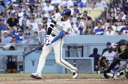 パイレーツ戦の6回、空振り三振に倒れるドジャース・大谷=ロサンゼルス(共同)