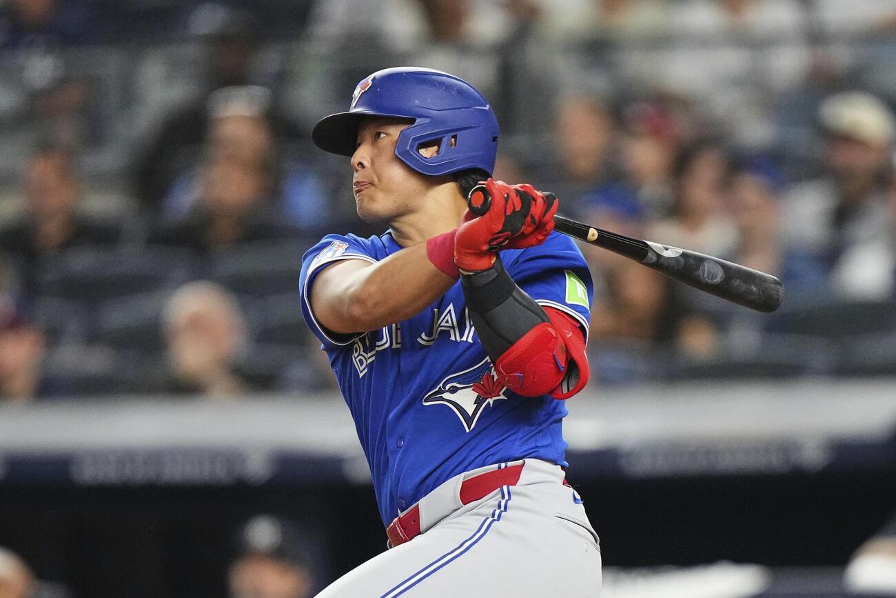 ヤンキース戦の4回、左前打を放つブルージェイズ・岡本＝ニューヨーク（AP＝共同）
