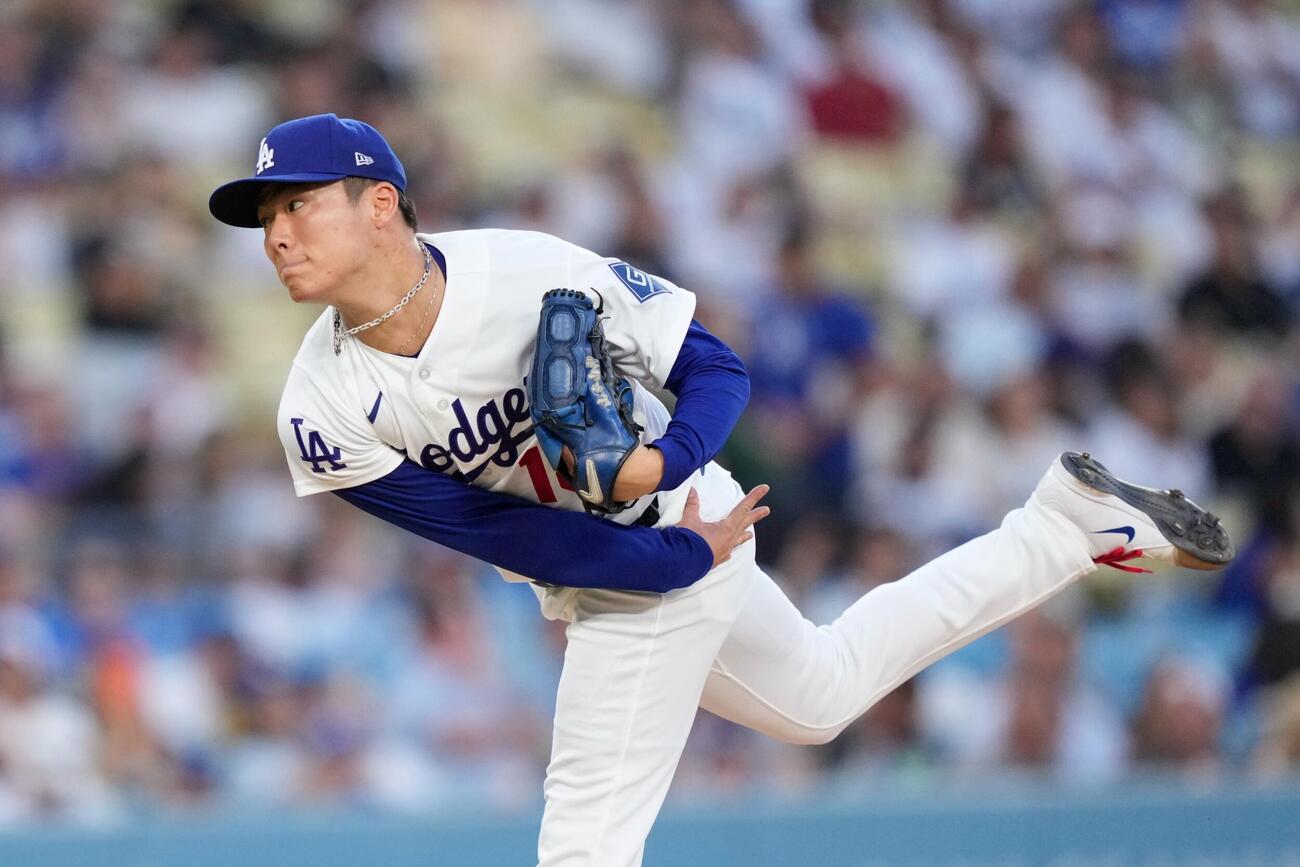 パイレーツ戦の初回、ピッチングするドジャース山本由伸（AP）