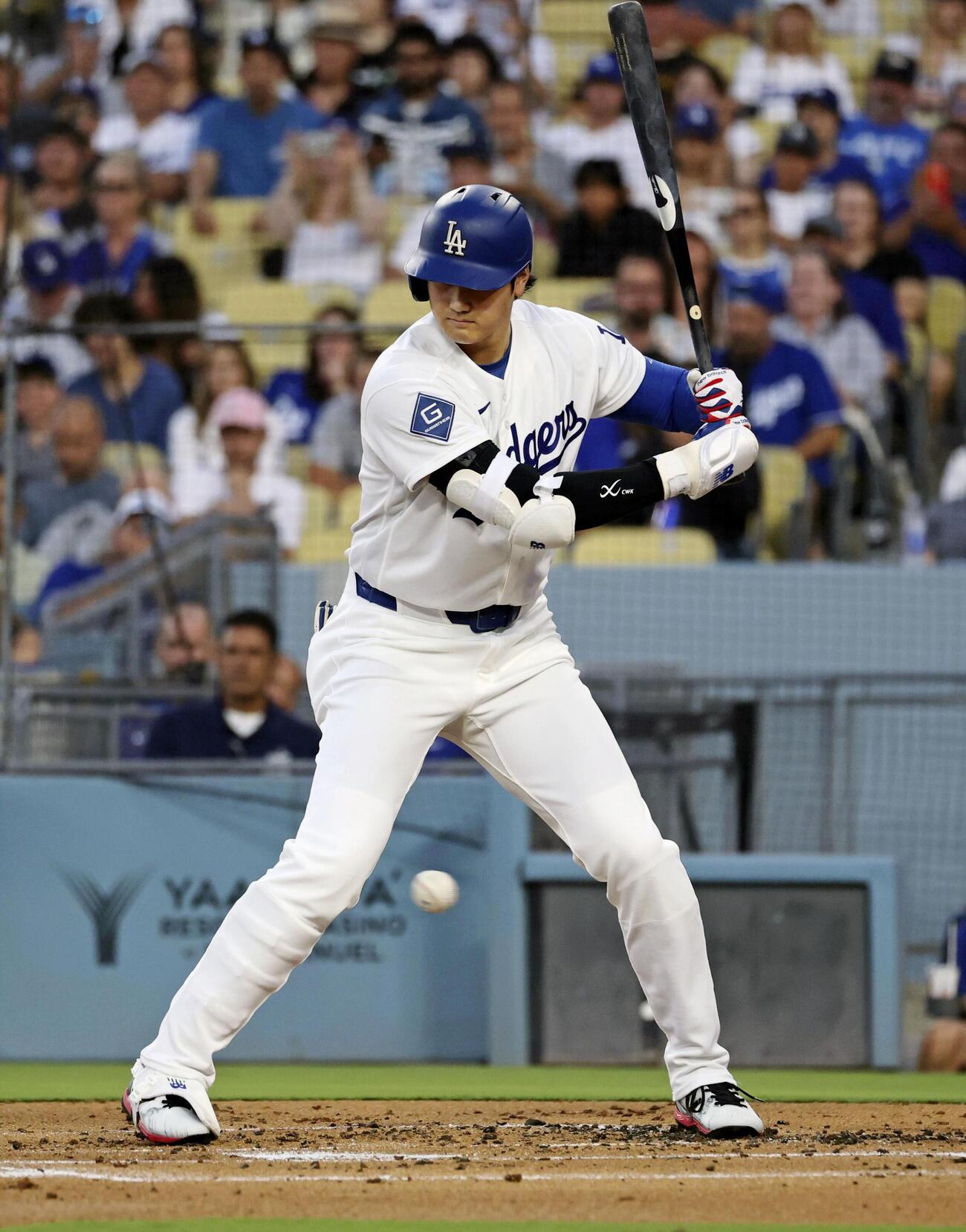 パイレーツ戦の1回、四球を選ぶドジャース・大谷＝ロサンゼルス（共同）