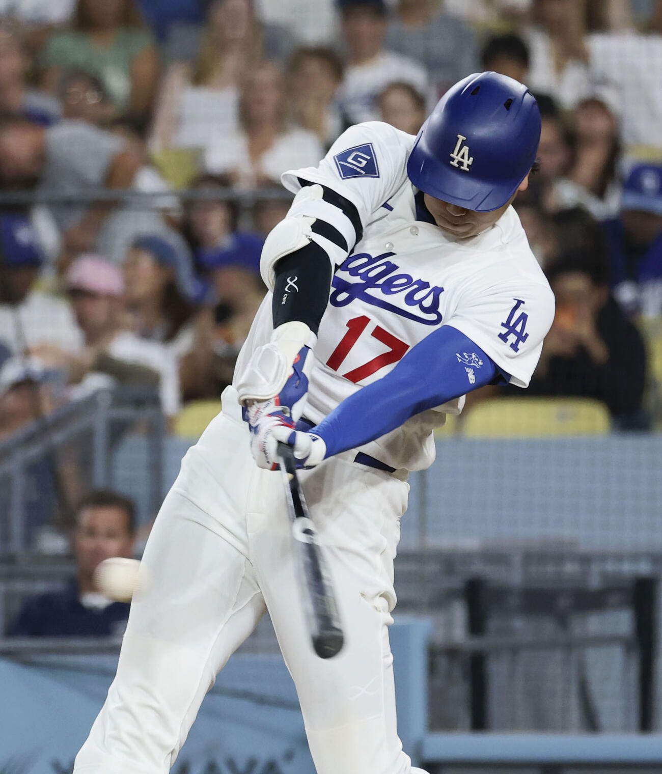 パイレーツ戦の3回、中前打を放つドジャース・大谷＝ロサンゼルス（共同）
