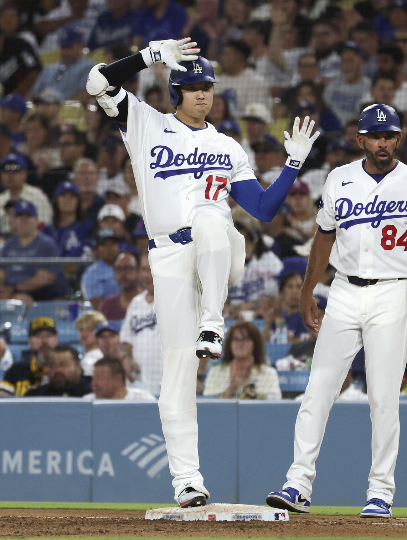 パイレーツ戦の3回、中前打を放ちポーズをとるドジャース・大谷＝ロサンゼルス（共同）