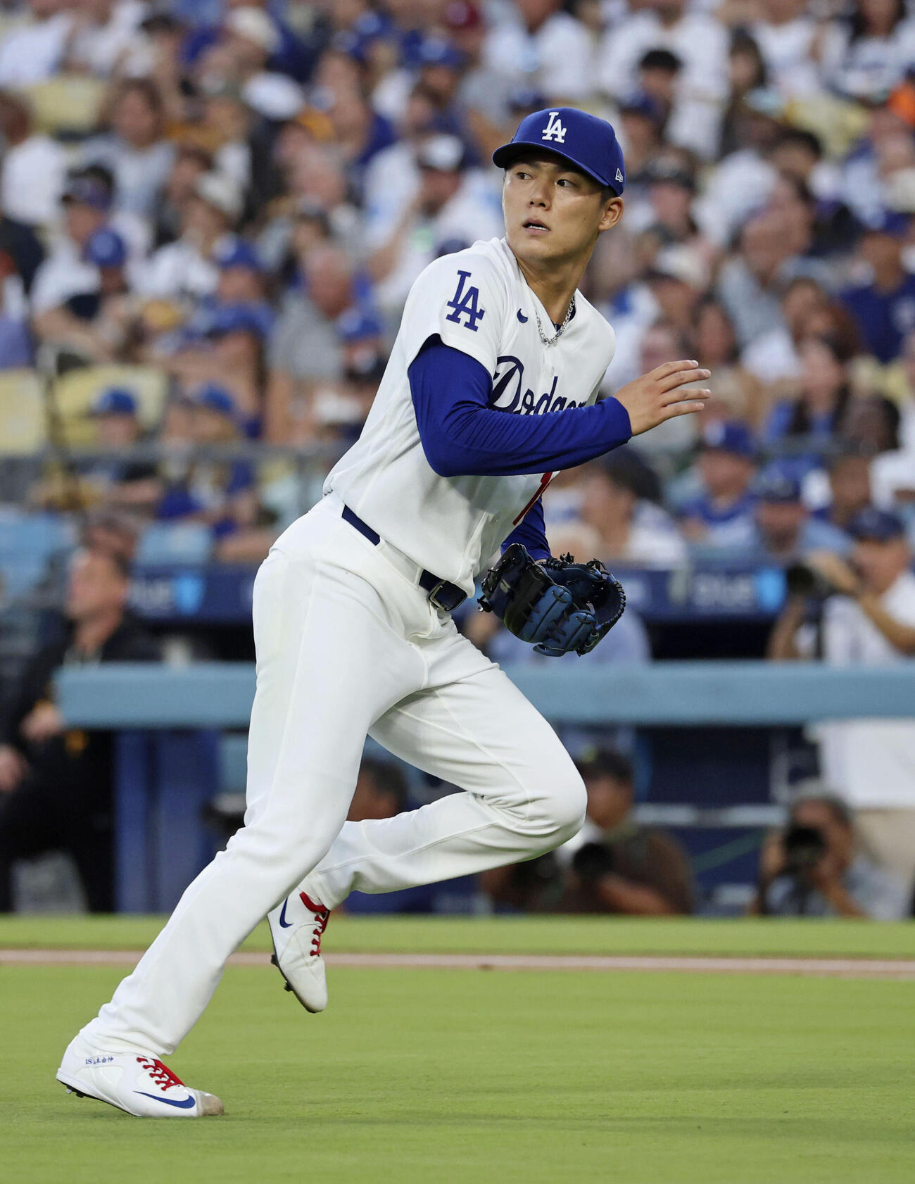 パイレーツ戦の1回、適時打を許したドジャース・山本＝ロサンゼルス（共同）