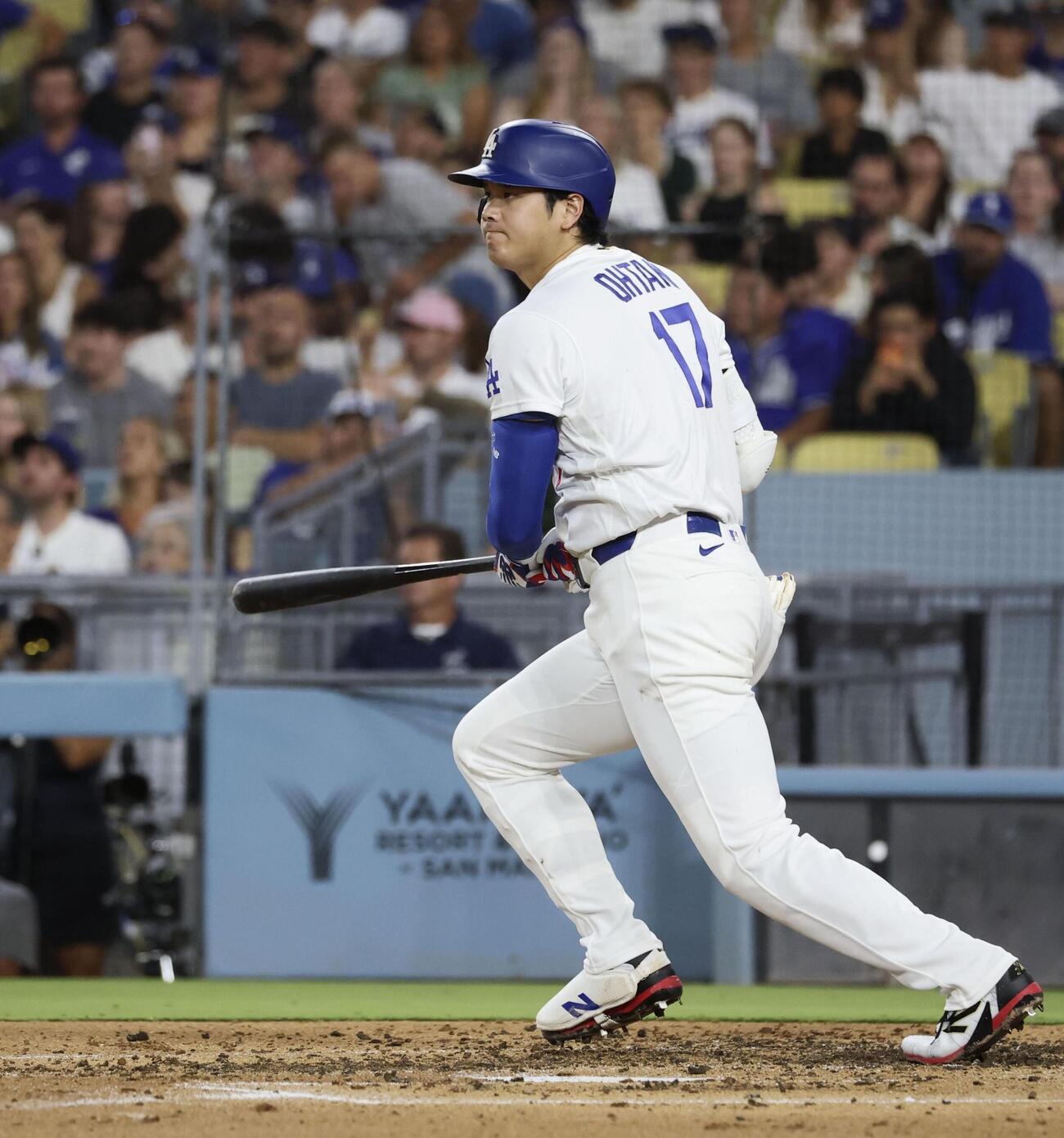 パイレーツ戦の3回、中前打を放つドジャース・大谷＝ロサンゼルス（共同）