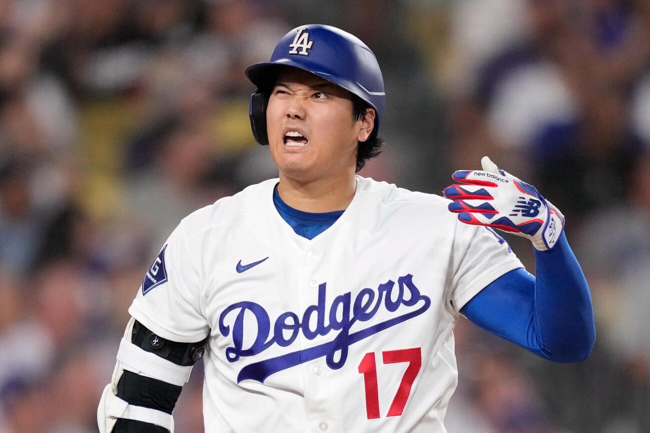 パイレーツ戦4回の打席、ファウルに顔をゆがめるドジャース大谷翔平（AP）