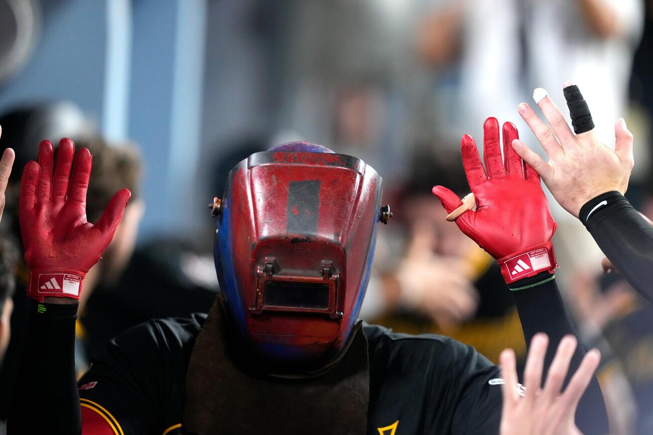ドジャース戦の8回、2ランを放ち祝福を受けるパイレーツのオニール・クルーズ（AP）
