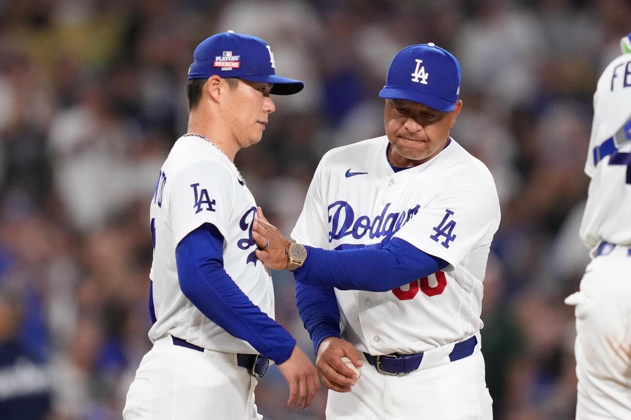 パイレーツ戦の7回途中、ロバーツ監督に降板を告げられるドジャース山本（左）（AP）