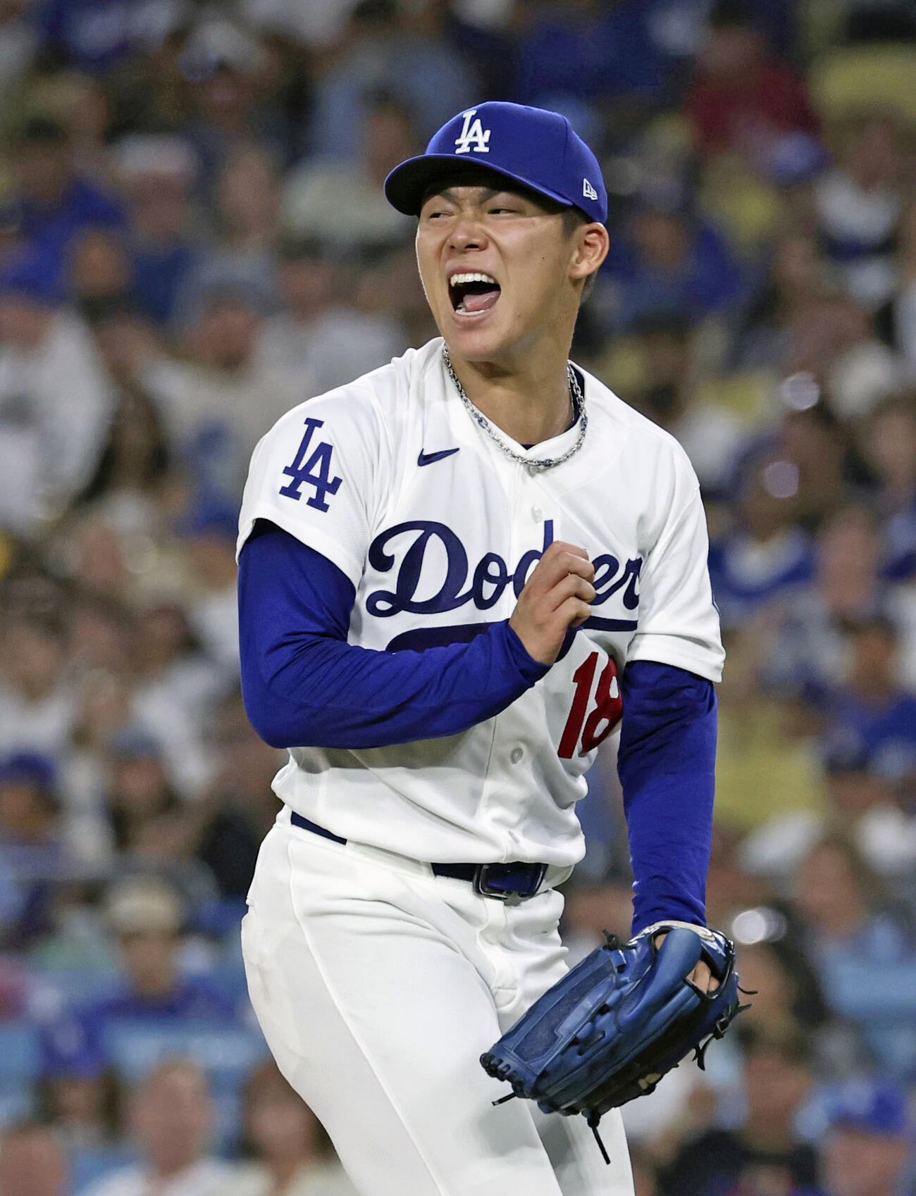 パイレーツ戦の3回、適時打を許し声を上げるドジャース・山本＝ロサンゼルス（共同）