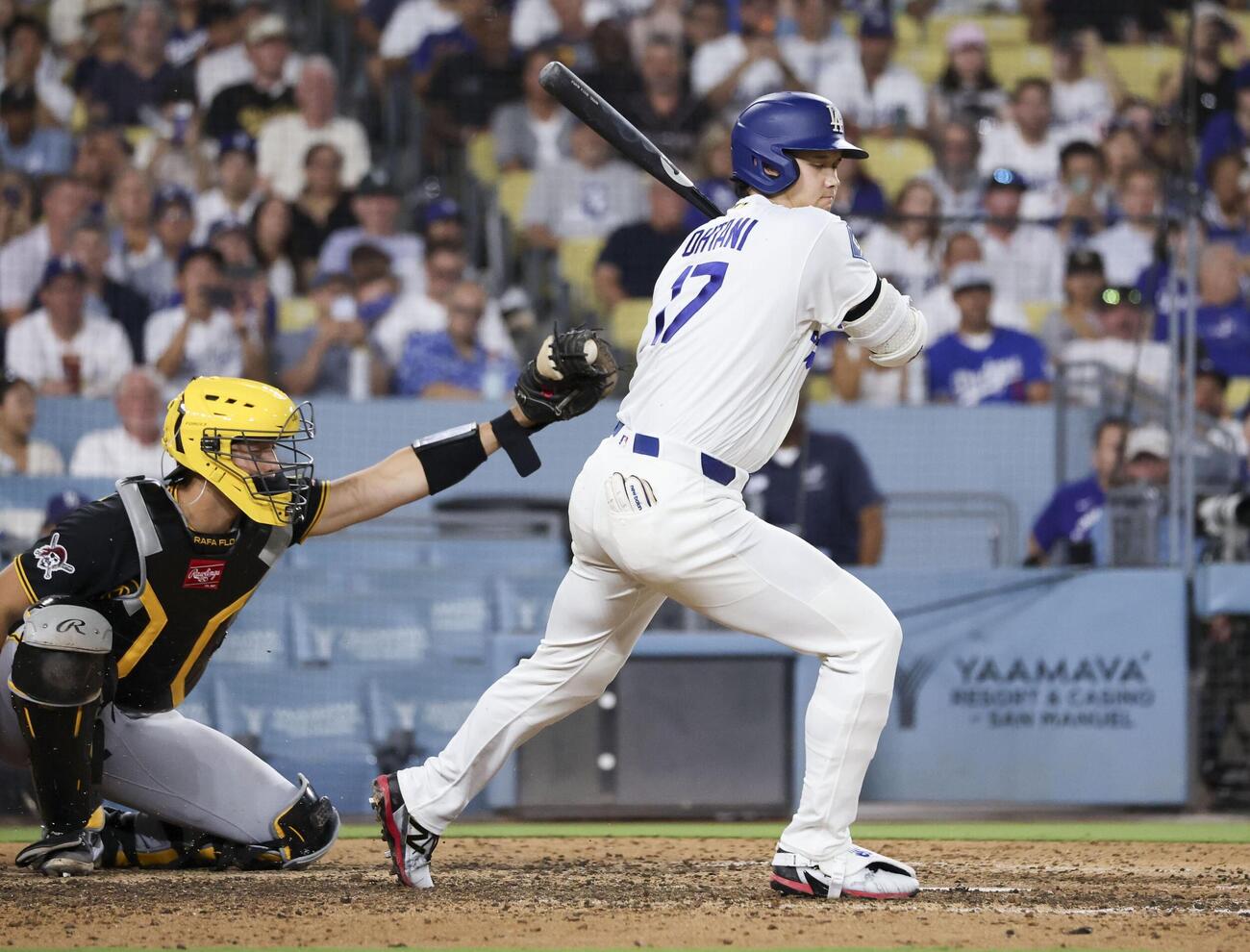 パイレーツ戦の7回、四球を選ぶドジャース・大谷＝ロサンゼルス（共同）