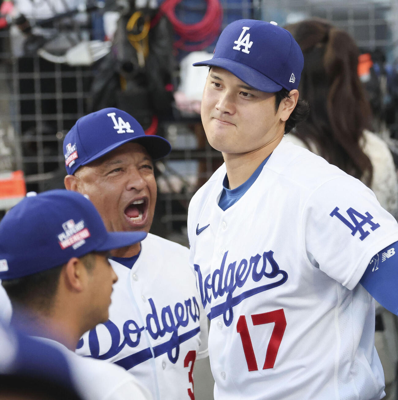 試合前、ベンチのドジャース・大谷（右）とロバーツ監督＝ロサンゼルス（共同）
