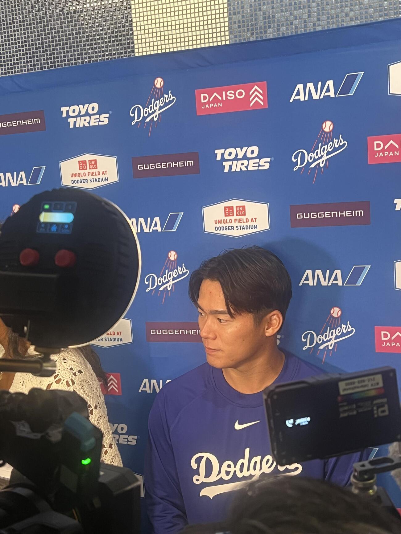 試合後、会見に応じる山本由伸。