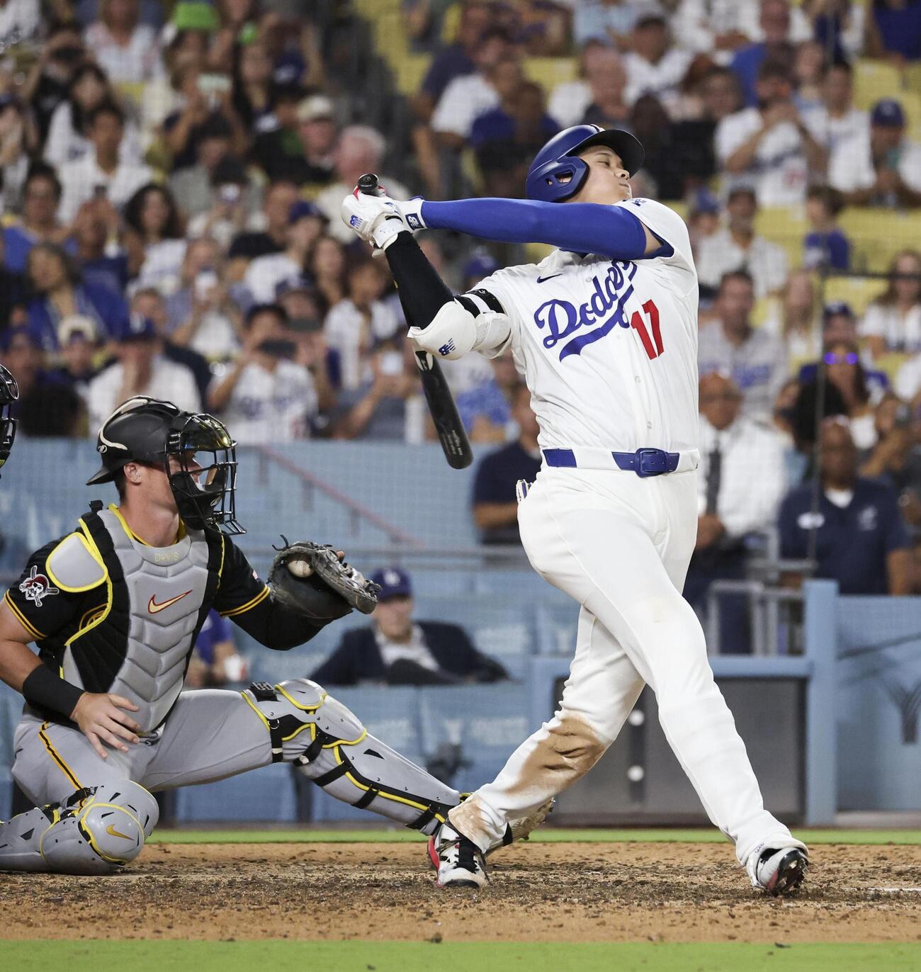 パイレーツ戦の9回、空振り三振に倒れるドジャース・大谷＝ロサンゼルス（共同）