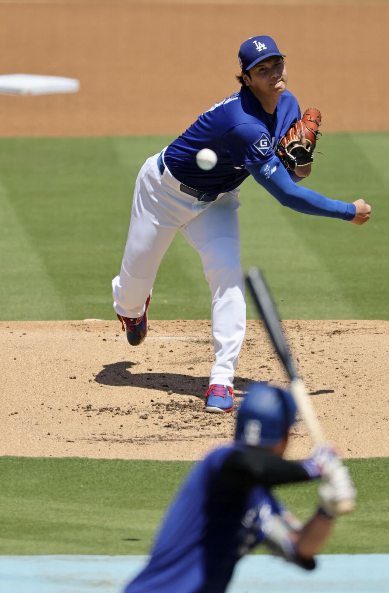 パイレーツ戦前に実戦形式で投球するドジャース・大谷。打者スミス＝ロサンゼルス（共同）