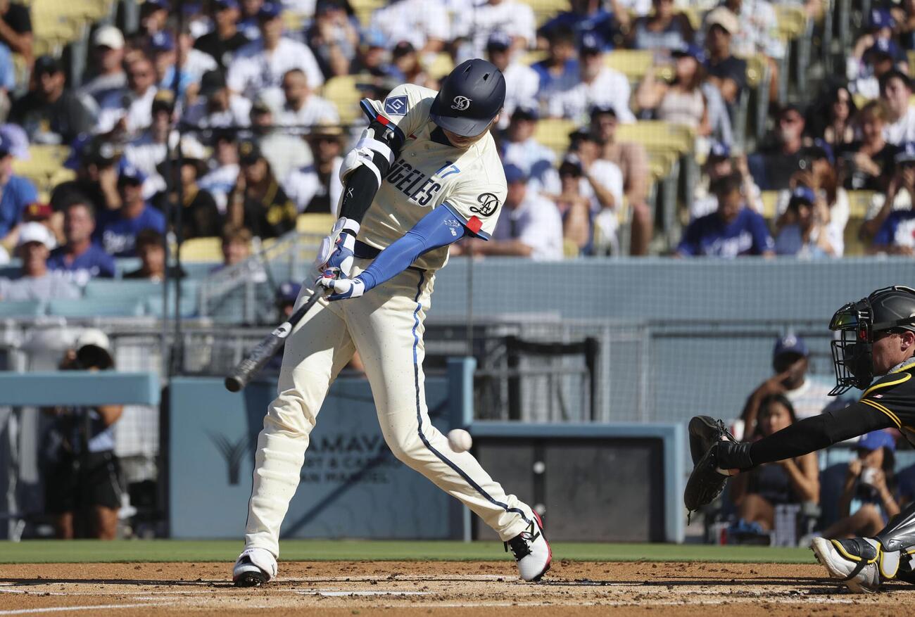 パイレーツ戦の1回、空振り三振に倒れるドジャース・大谷＝ロサンゼルス（共同）