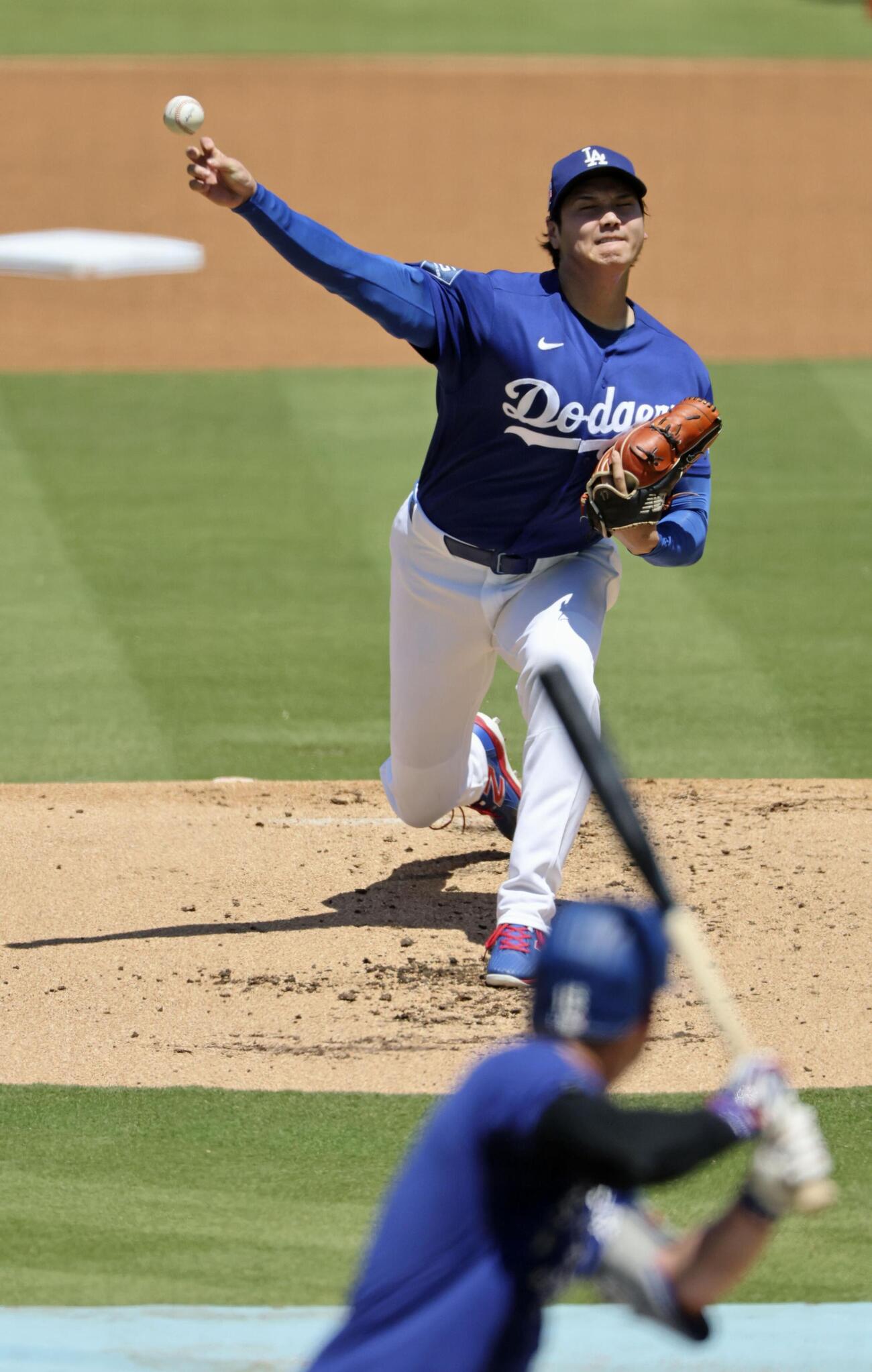 パイレーツ戦前に実戦形式で投球するドジャース・大谷。打者スミス＝ロサンゼルス（共同）
