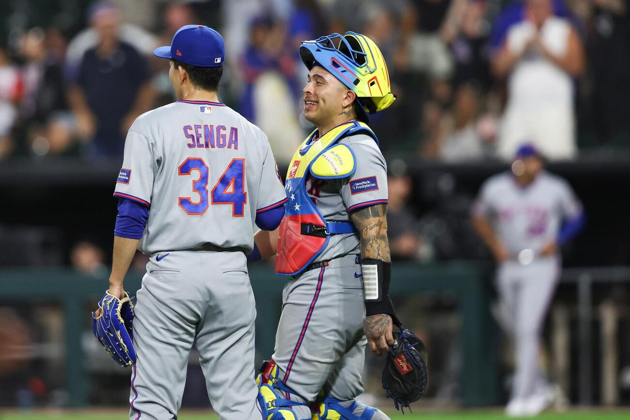 ホワイトソックスに勝利し喜ぶメッツの千賀滉大（左）（AP）