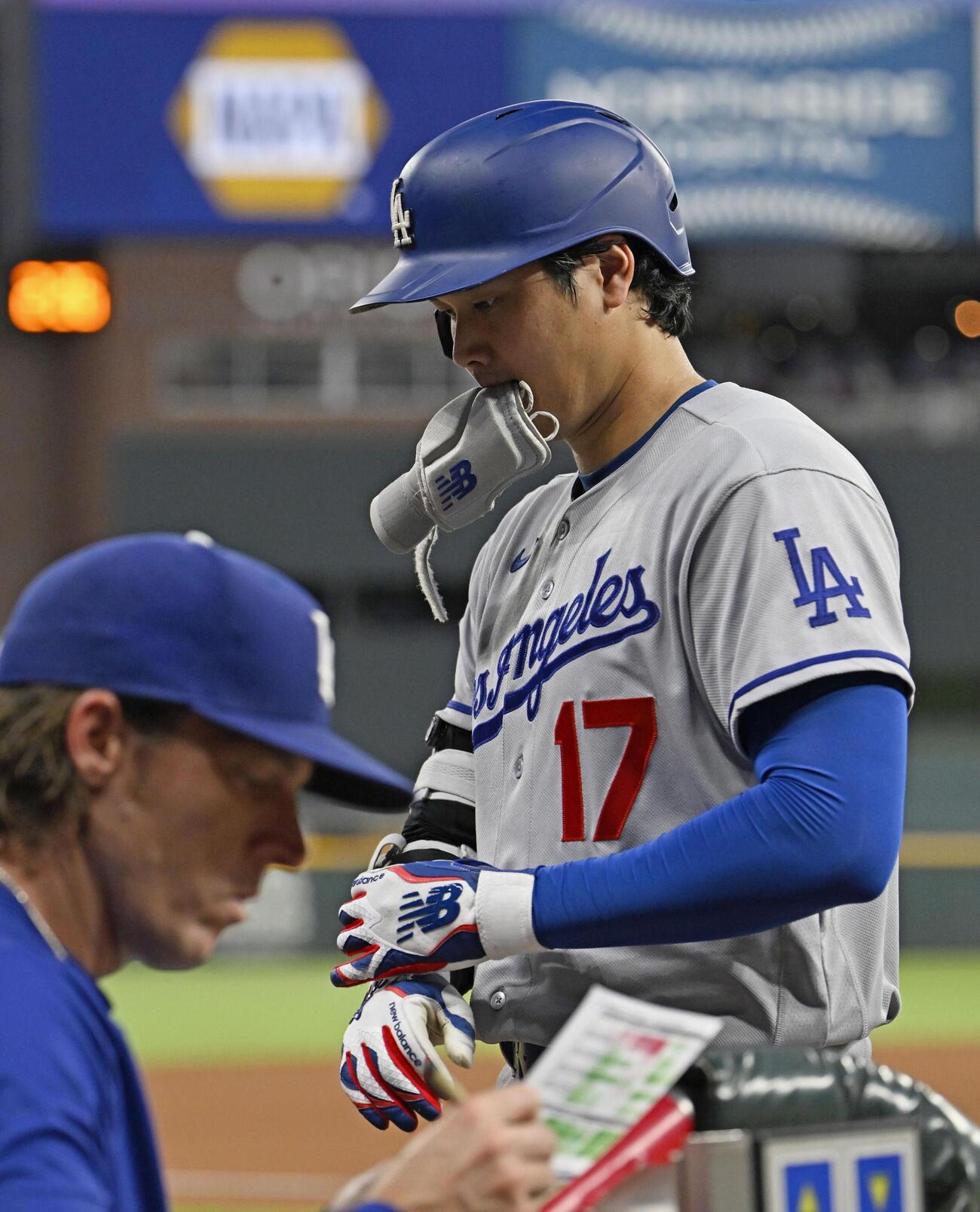 ブレーブス戦の4回、左飛に倒れベンチに戻るドジャース・大谷＝アトランタ（共同）