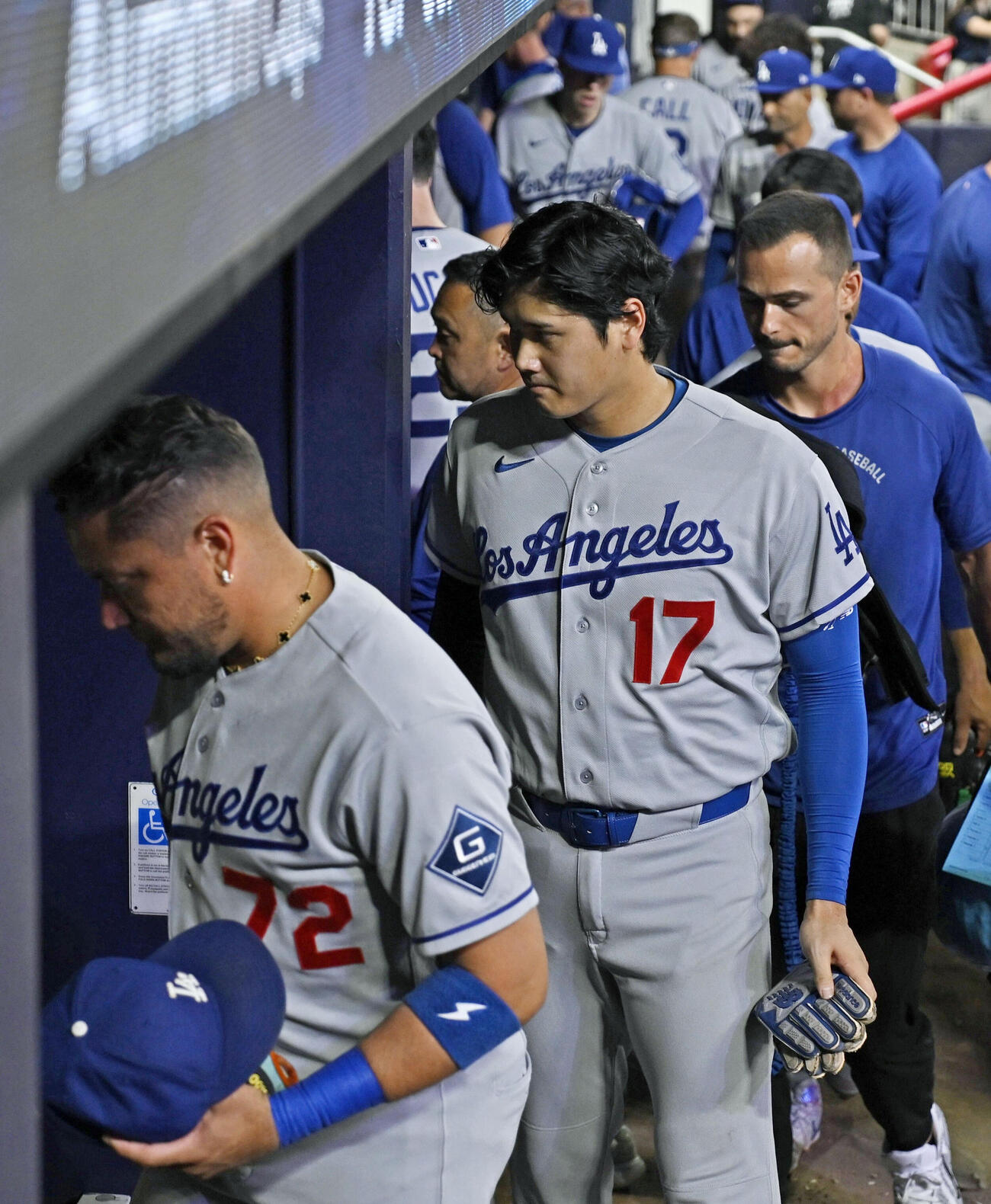 ブレーブスに敗れ、引き揚げるドジャース・大谷（手前から2人目）＝アトランタ（共同）