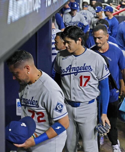 ブレーブスに敗れ、引き揚げるドジャース・大谷(手前から2人目)=アトランタ(共同)