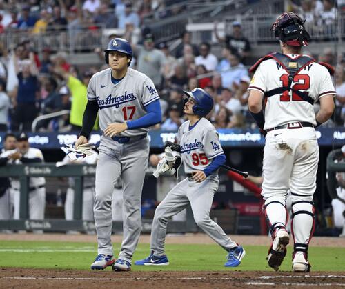 ブレーブス戦の2回、見逃し三振に倒れたドジャース・大谷(左)=アトランタ(共同)