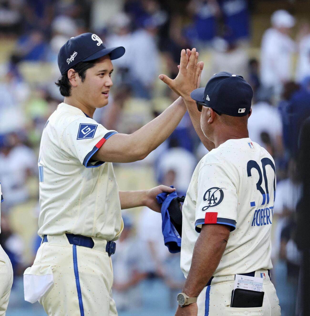 パイレーツに勝利し、ロバーツ監督（右）とタッチするドジャース・大谷＝ロサンゼルス（共同）