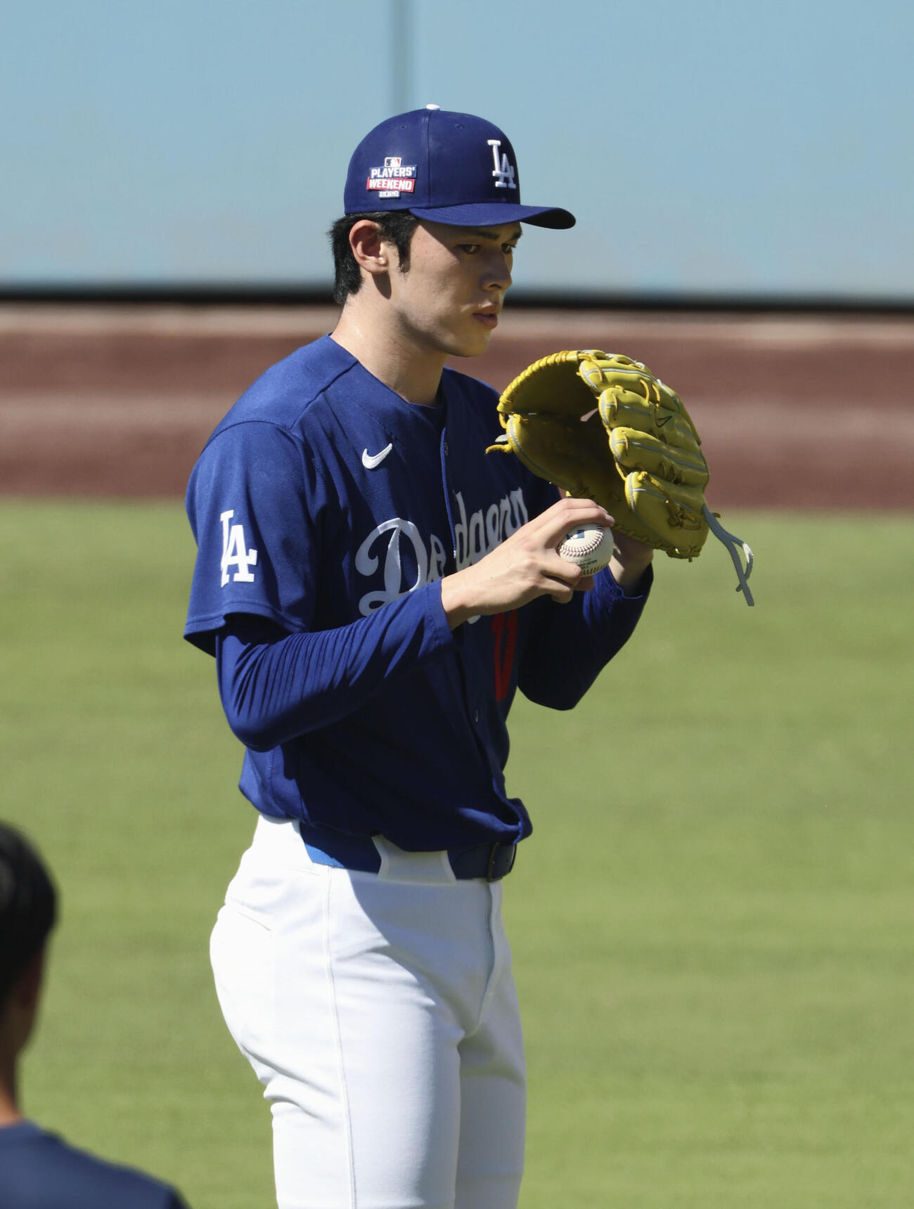 キャッチボールを行うドジャース・佐々木朗＝ロサンゼルス（共同）