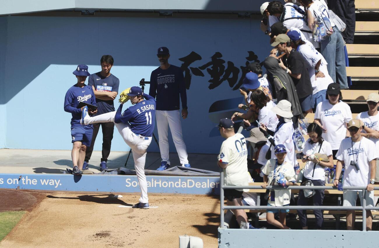 試合前、ブルペンで投球練習するドジャース・佐々木朗＝ロサンゼルス（共同）