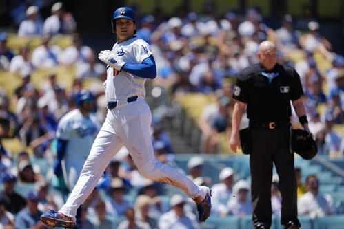 1回、先制の生還を果たすドジャース大谷(AP)