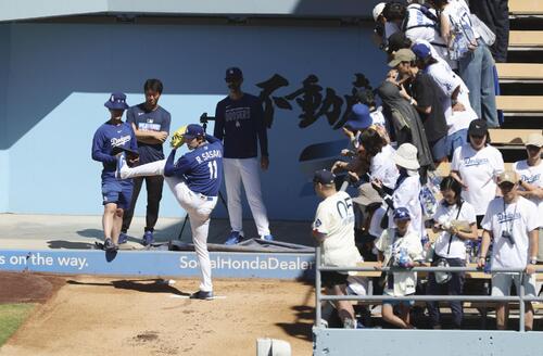 試合前、ブルペンで投球練習するドジャース・佐々木朗=ロサンゼルス(共同)