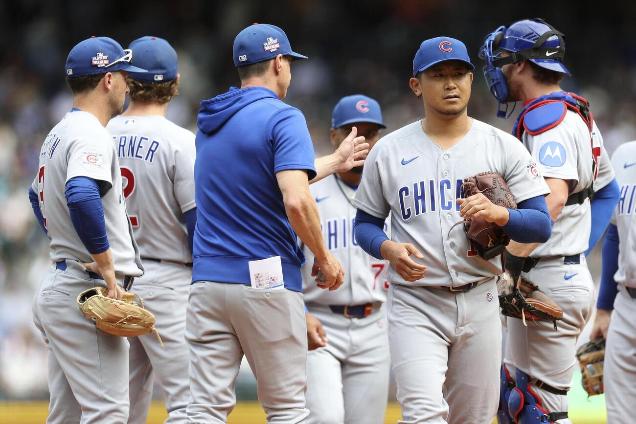 マリナーズ戦の3回途中、降板するカブス今永（右手前）（ゲッティ＝共同）