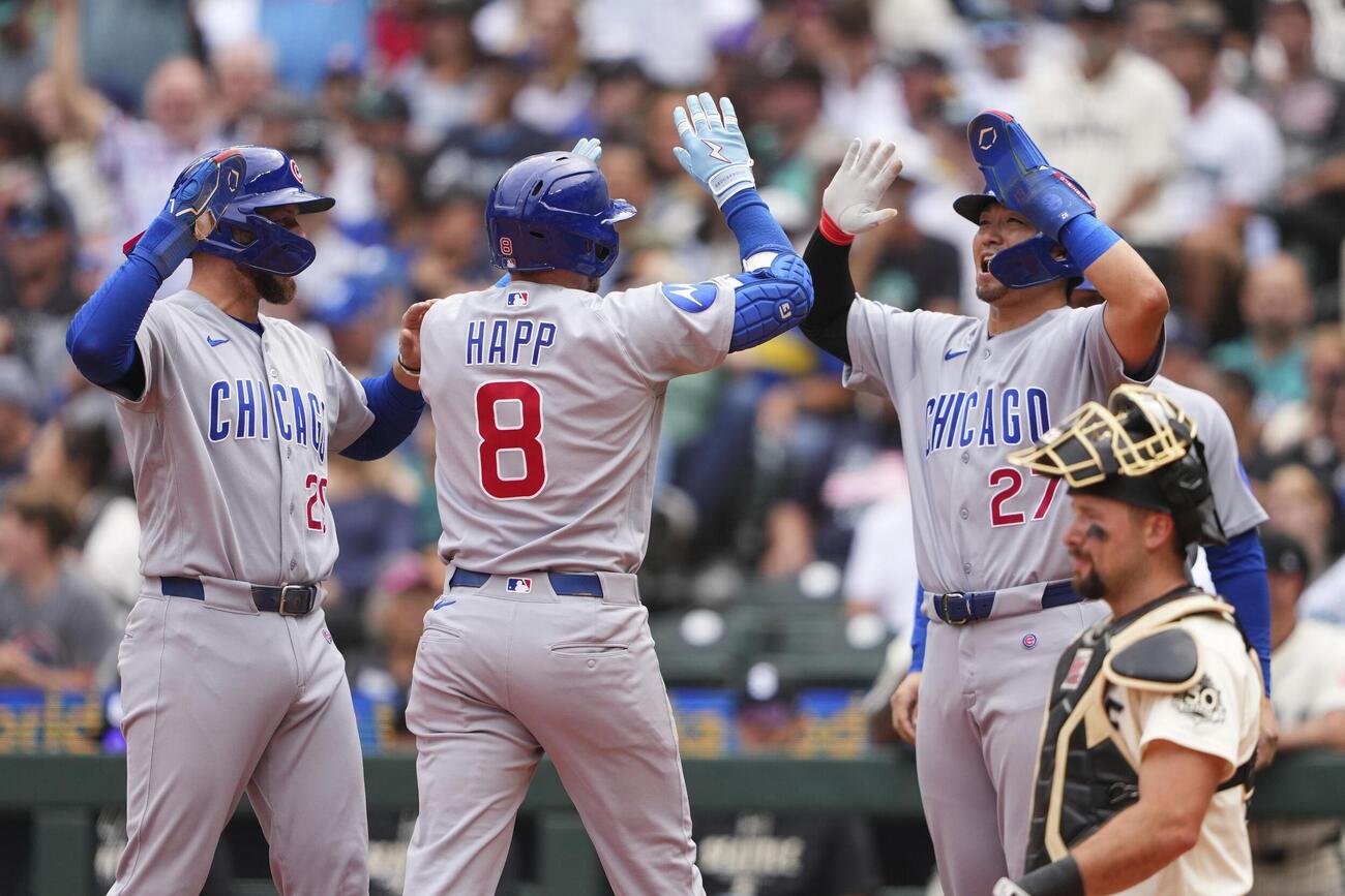 マリナーズ戦の3回、満塁本塁打を放ったハップ（8）と喜ぶカブス鈴木（右）（AP＝共同）