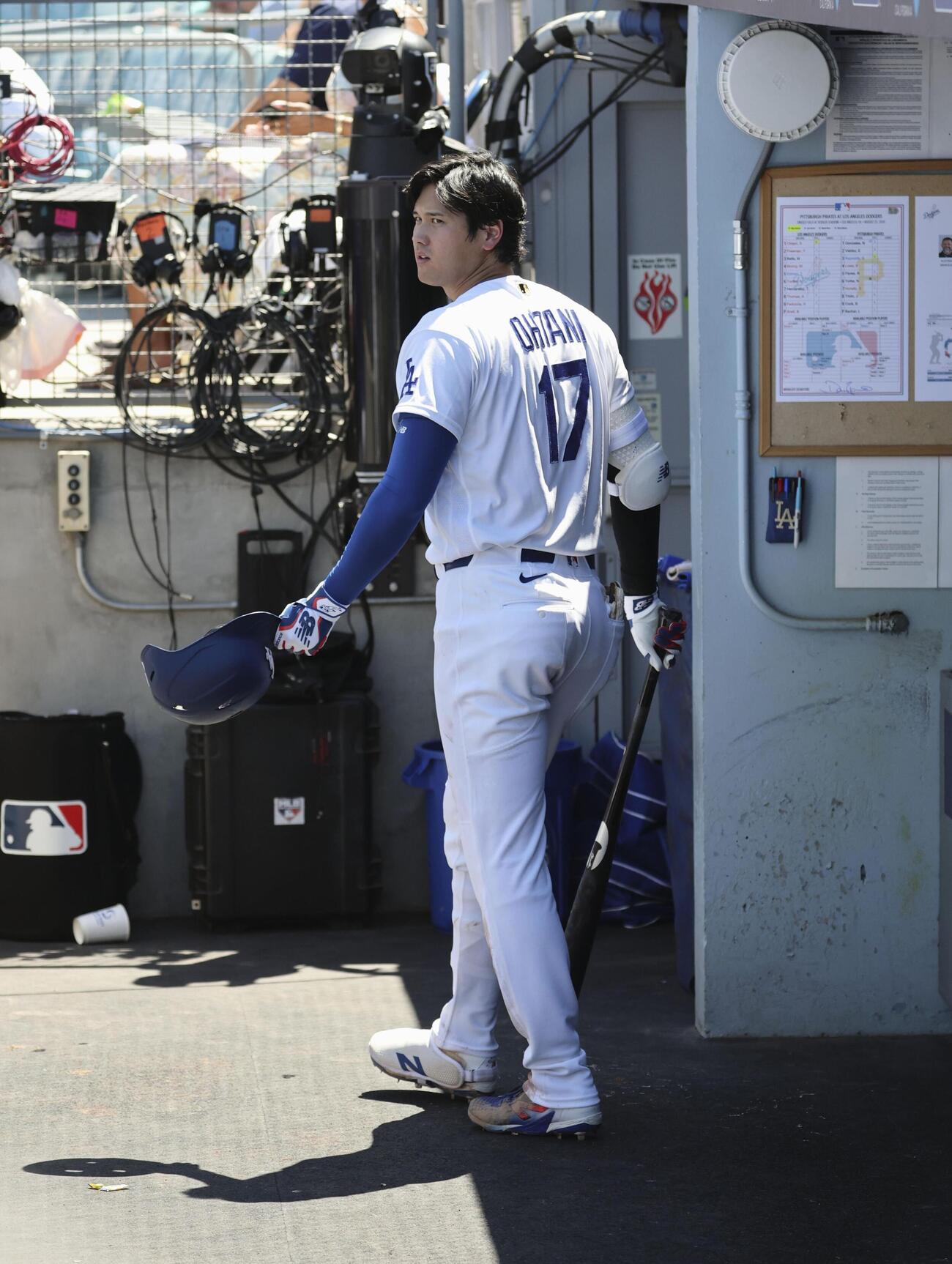 パイレーツ戦のベンチで打席の準備をするドジャース・大谷＝ロサンゼルス（共同）
