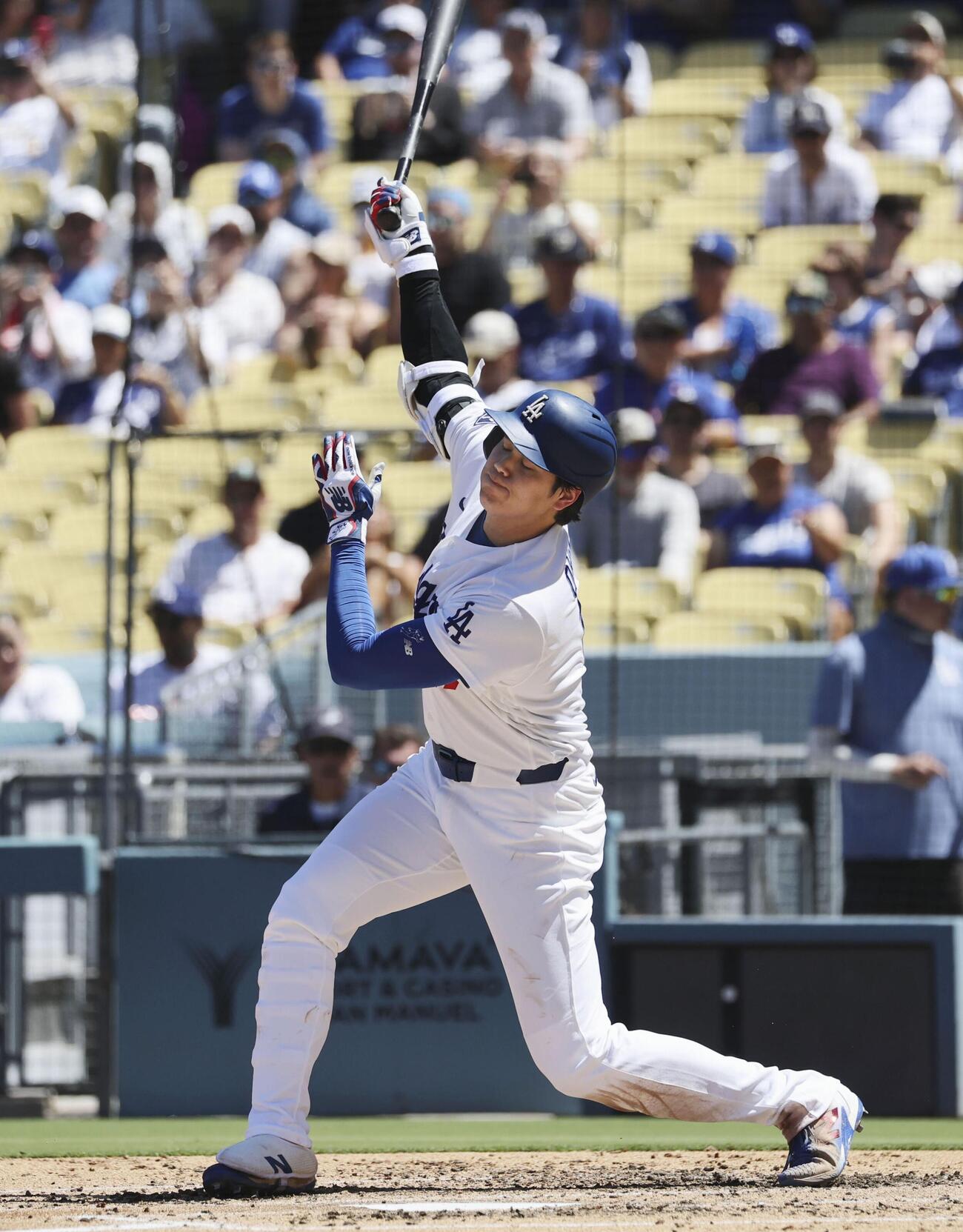 パイレーツ戦の3回、空振り三振に倒れるドジャース・大谷＝ロサンゼルス（共同）