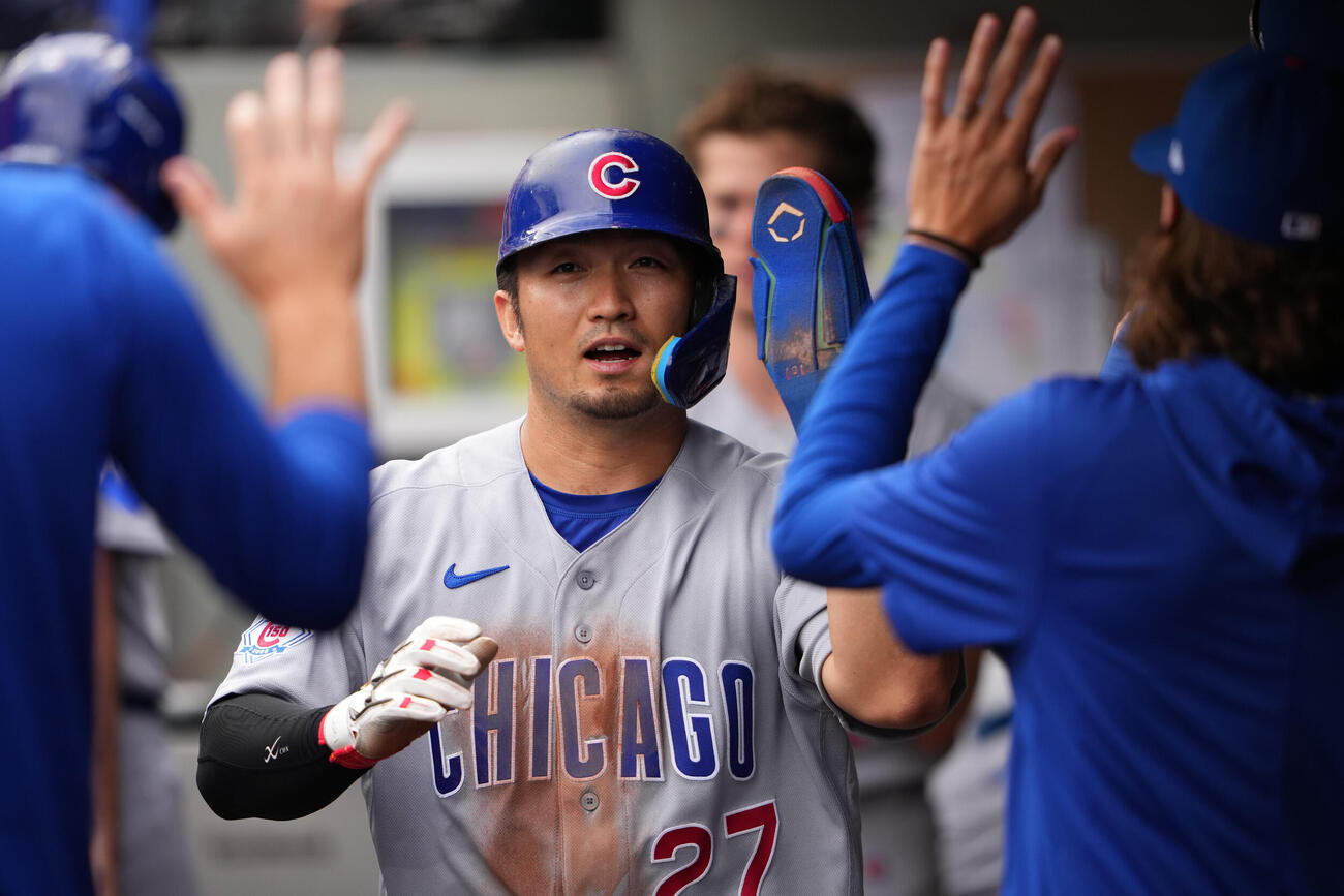 2026年8月23日マリナーズ戦、押し出し四球で生還し、チームメートとタッチする鈴木誠也（AP）