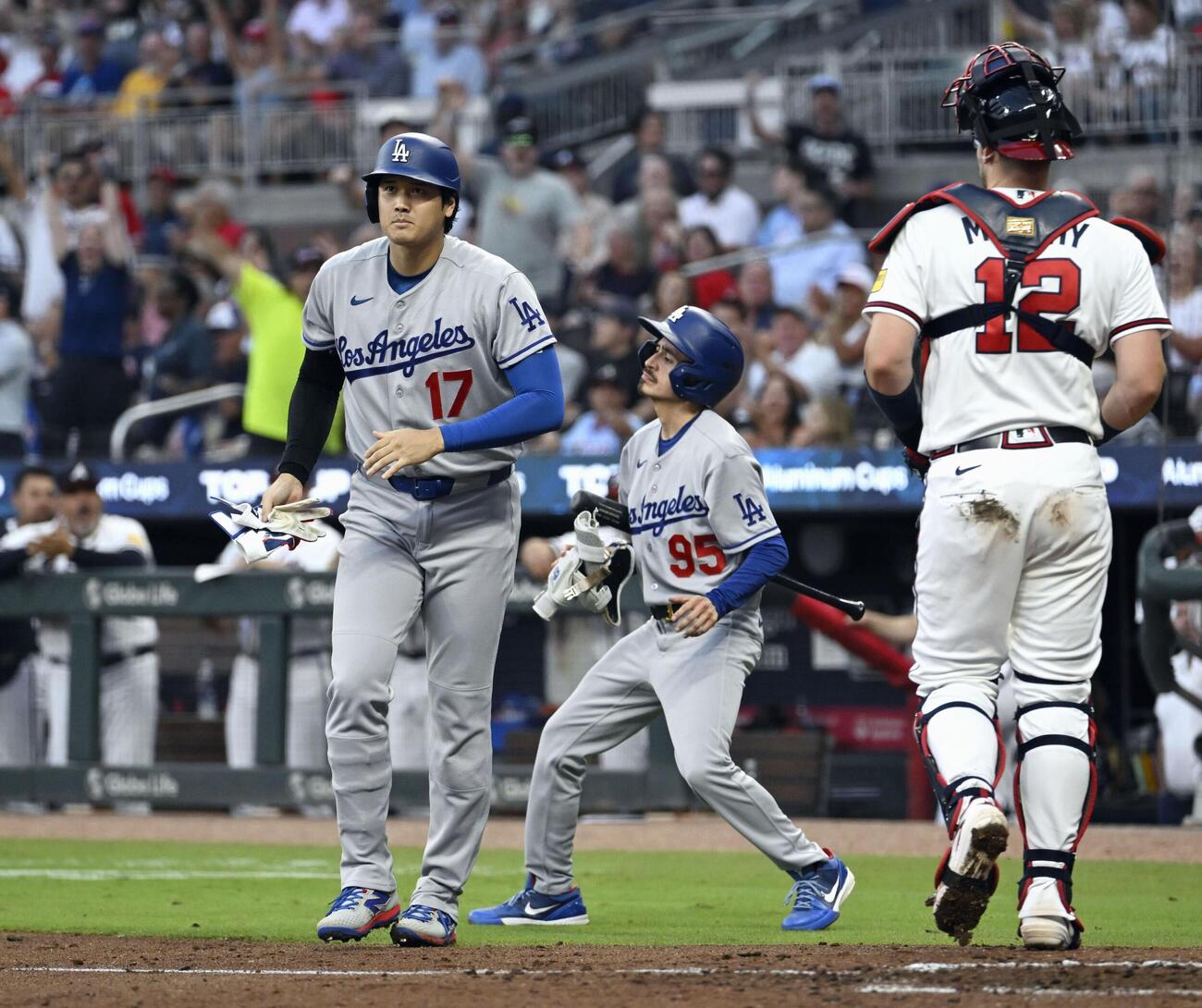 ブレーブス戦の2回、見逃し三振に倒れたドジャース・大谷（左）＝アトランタ（共同）