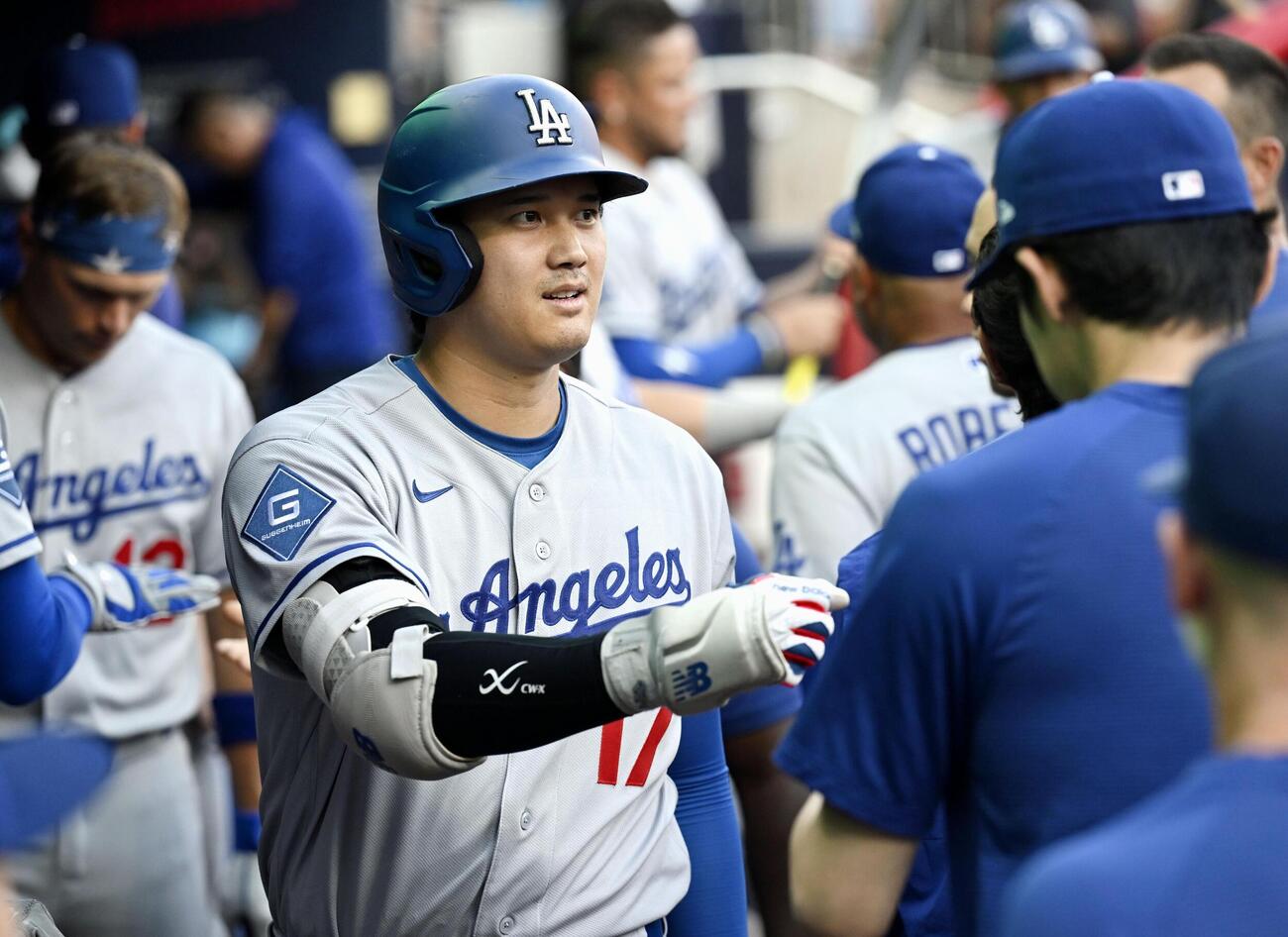 試合前、ベンチでタッチを交わすドジャース・大谷＝アトランタ（共同）