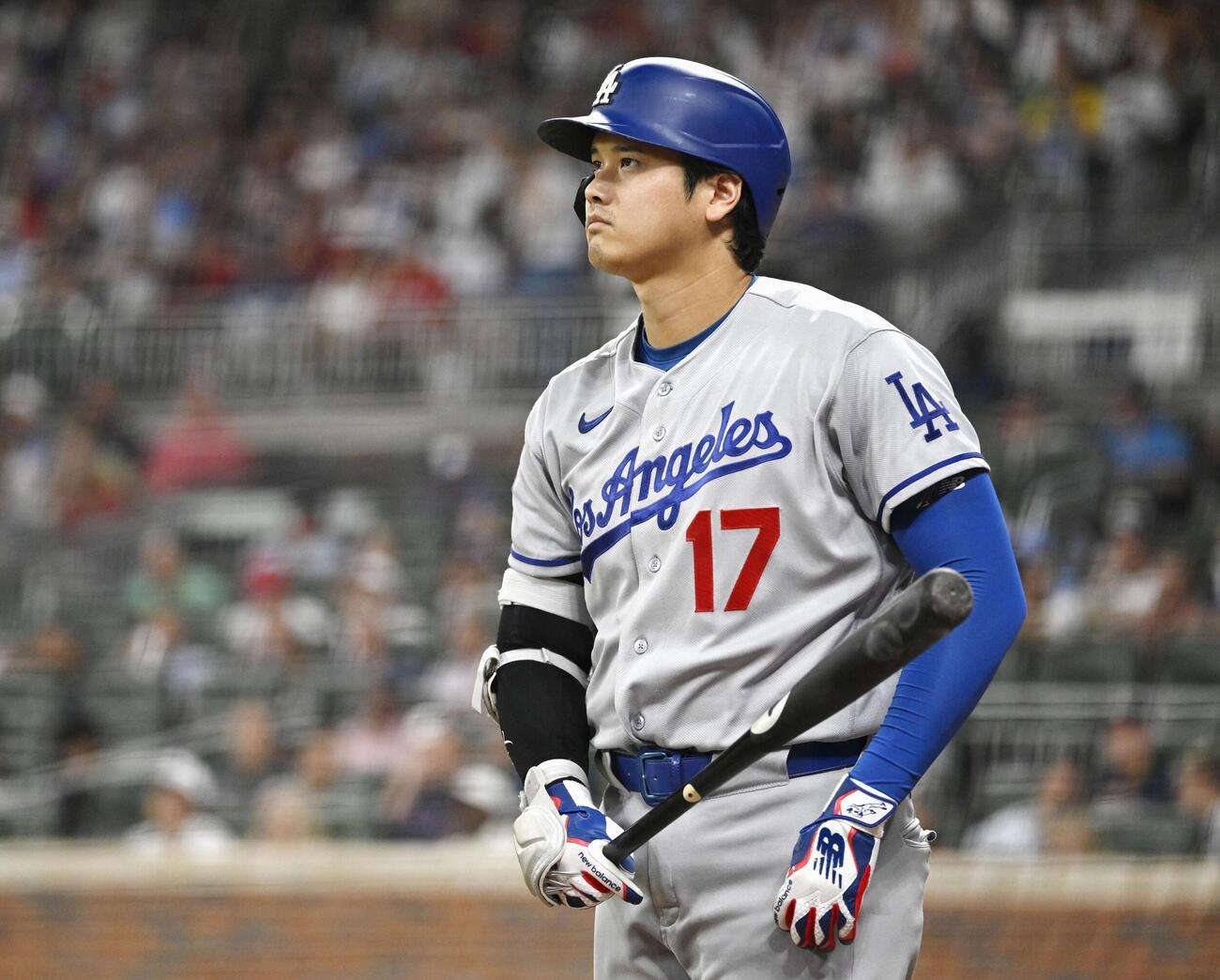 ブレーブス戦で打席の準備をするドジャース・大谷＝アトランタ（共同）