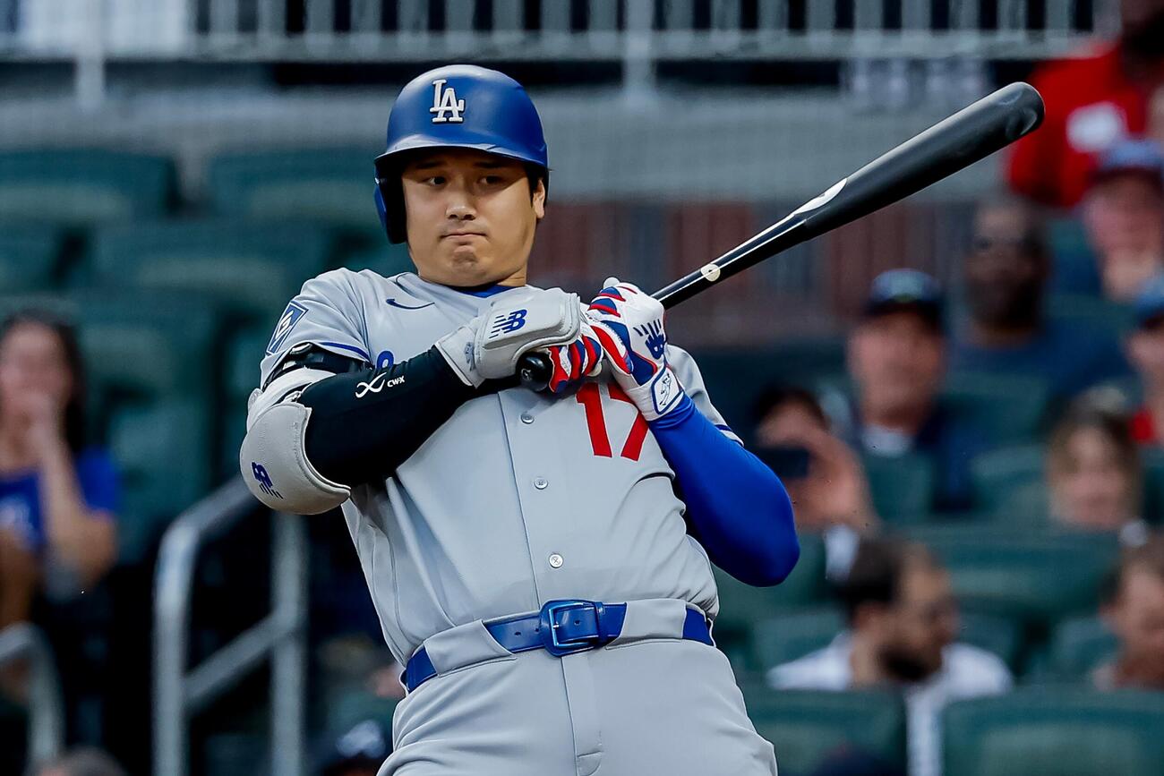 内角の球を避けるドジャース大谷翔平（AP）